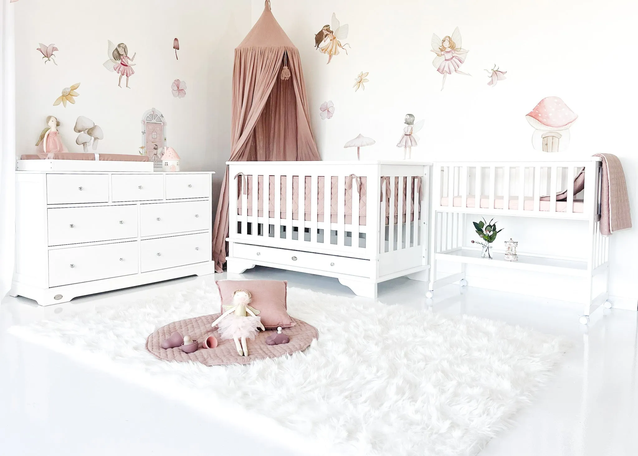 Contemporary Cot with 7 Drawer Chest and Bedside Bassinet