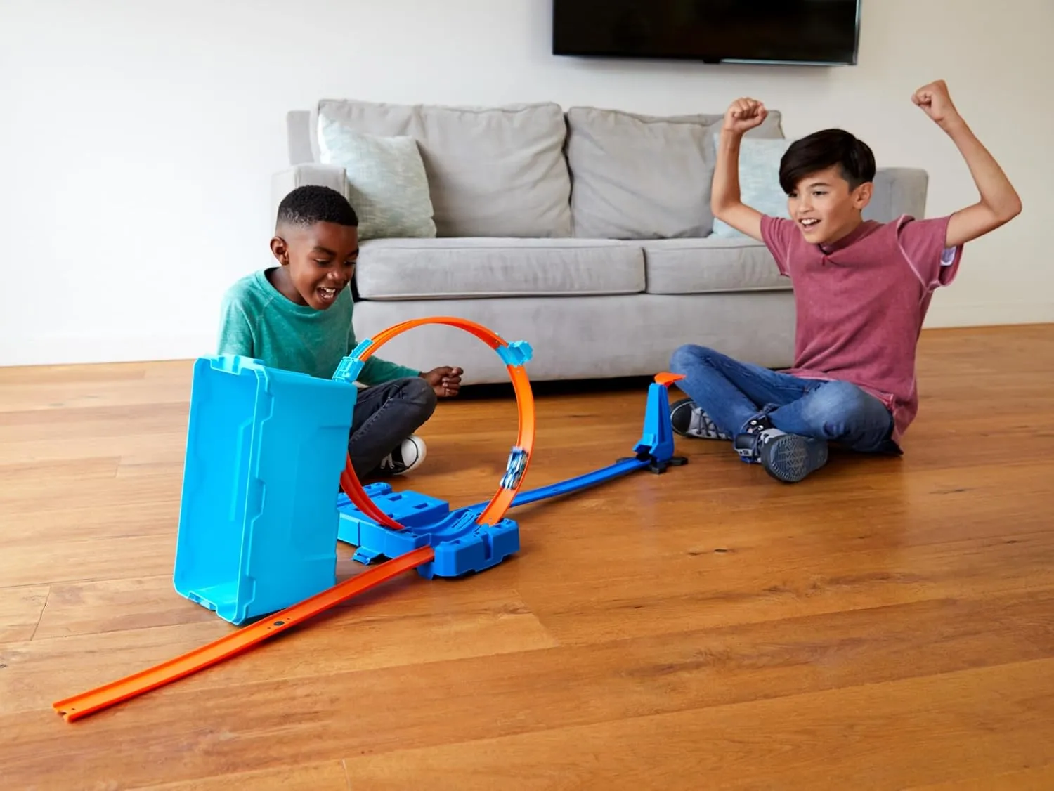 Hot Wheels Toy Car Track Set, Track Builder Multi Loop Box Playset & 1:64 Scale Vehicle, 10 feet of Track Components in Storage Box